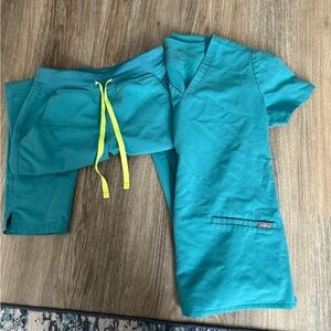 Women’s scrub set figs